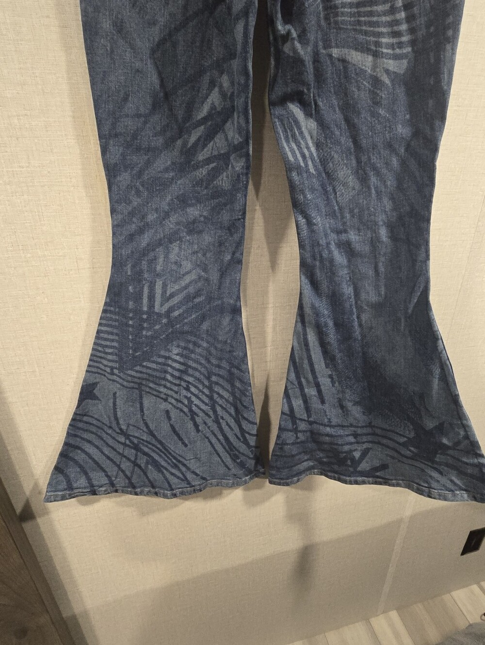 Wrangler x Lainey Wilson Bell Bottom Jeans Size 26x32 Western Graphic Flare-NWT - Picture 9 of 13
